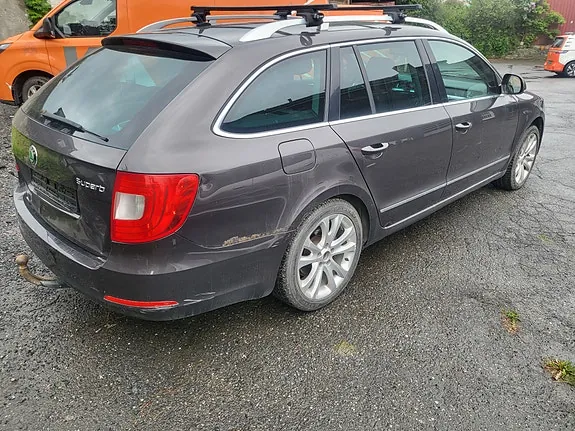 Skoda Superb 2011 photo 2