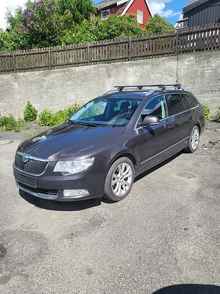 Skoda Superb 2011 photo 4