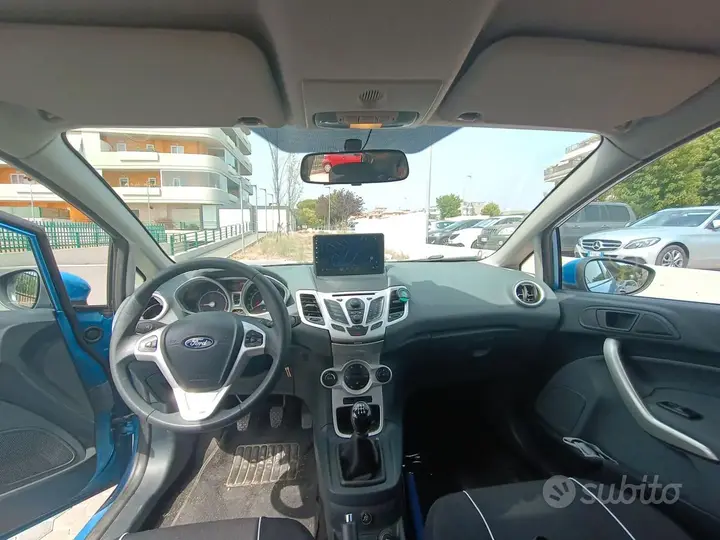 Ford Fiesta 2010 photo 3