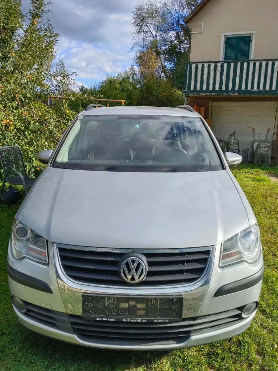 Volkswagen Touran 2009 photo 2