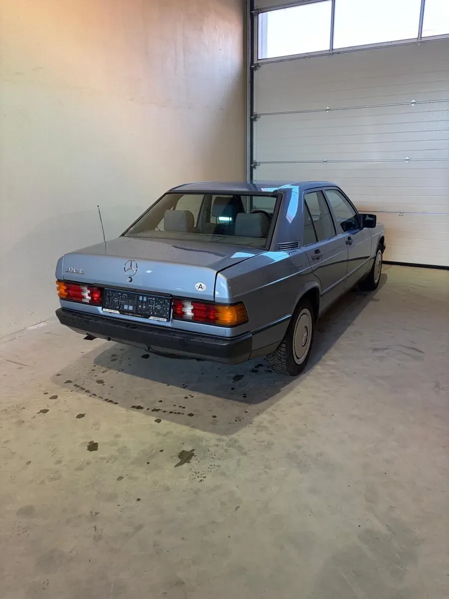 Mercedes-Benz 190 1985 photo 2