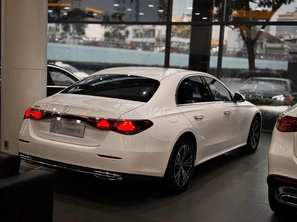 Mercedes-Benz E-Class 2025 photo 2