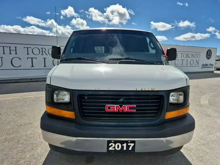 GMC Savana 2017 photo 2
