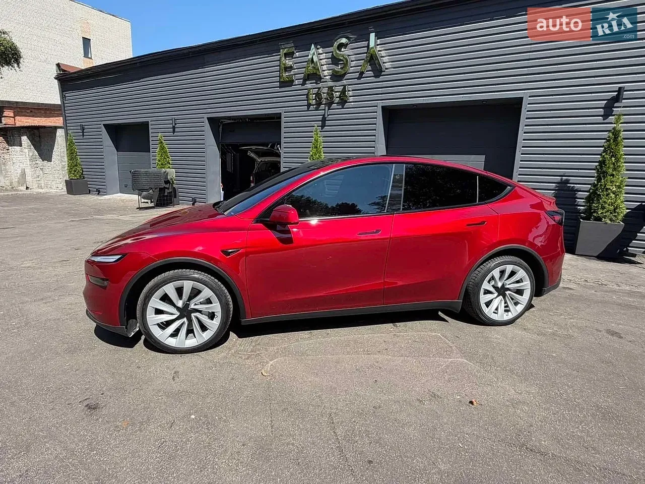 Tesla Model Y 2025 photo 3