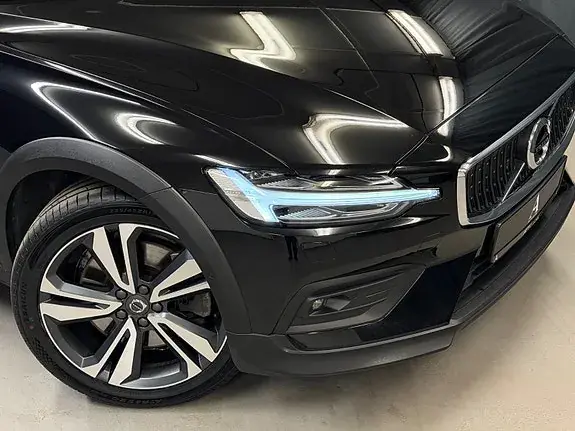 Volvo V60 Cross Country 2019 photo 2