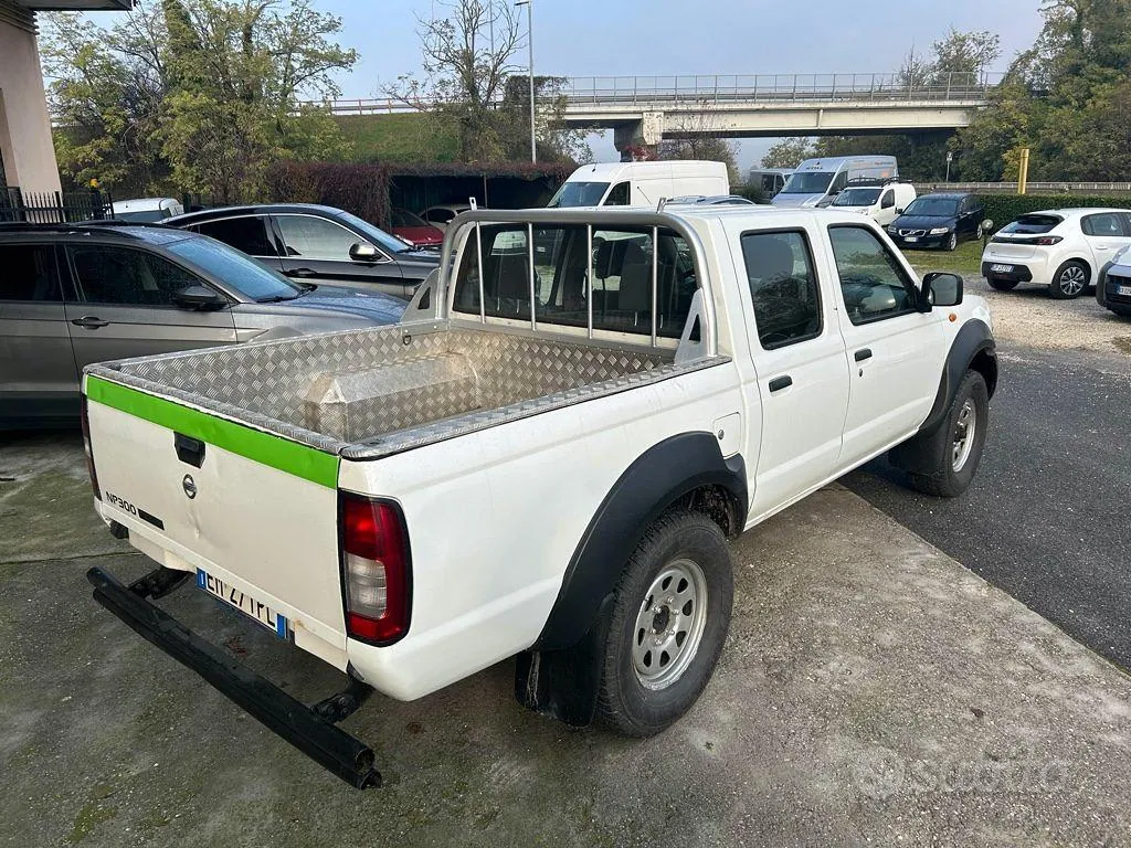 Nissan Navara 2012 photo 4