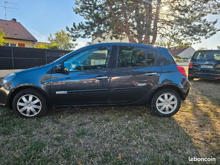 Renault Clio 2009 photo 2