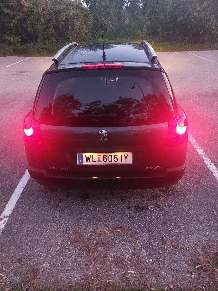 Peugeot 207 2011 photo 2