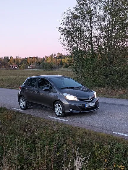 Toyota Yaris 2013 photo 2