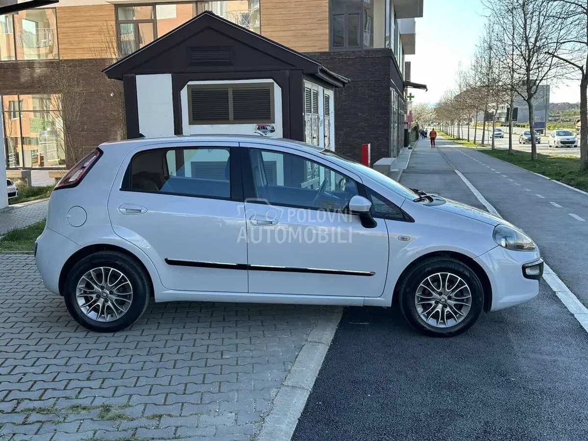 Fiat Grande Punto 2012 photo 4