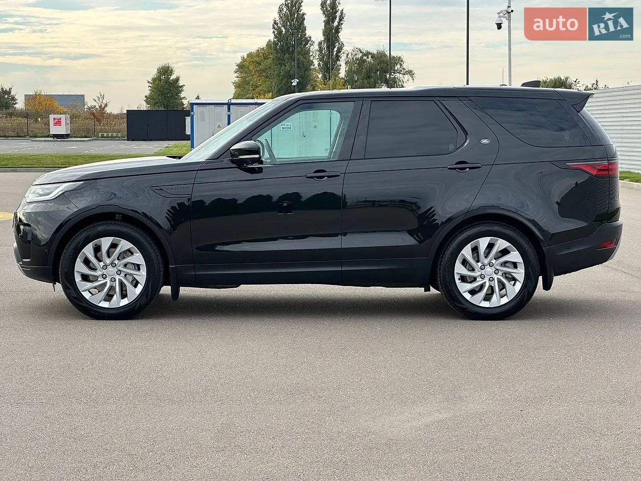 Land Rover Discovery 2023 photo 4