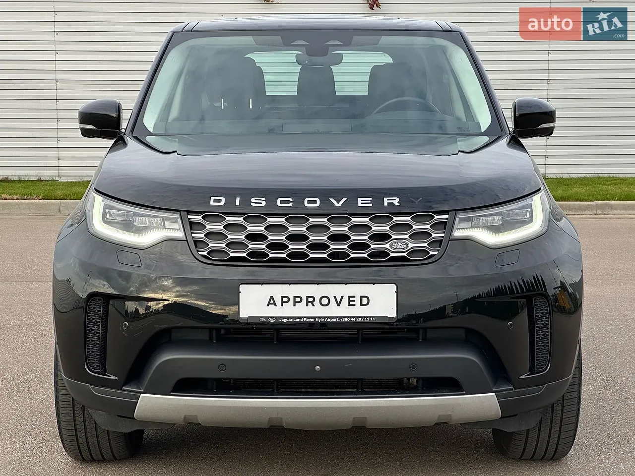 Land Rover Discovery 2023 photo 2