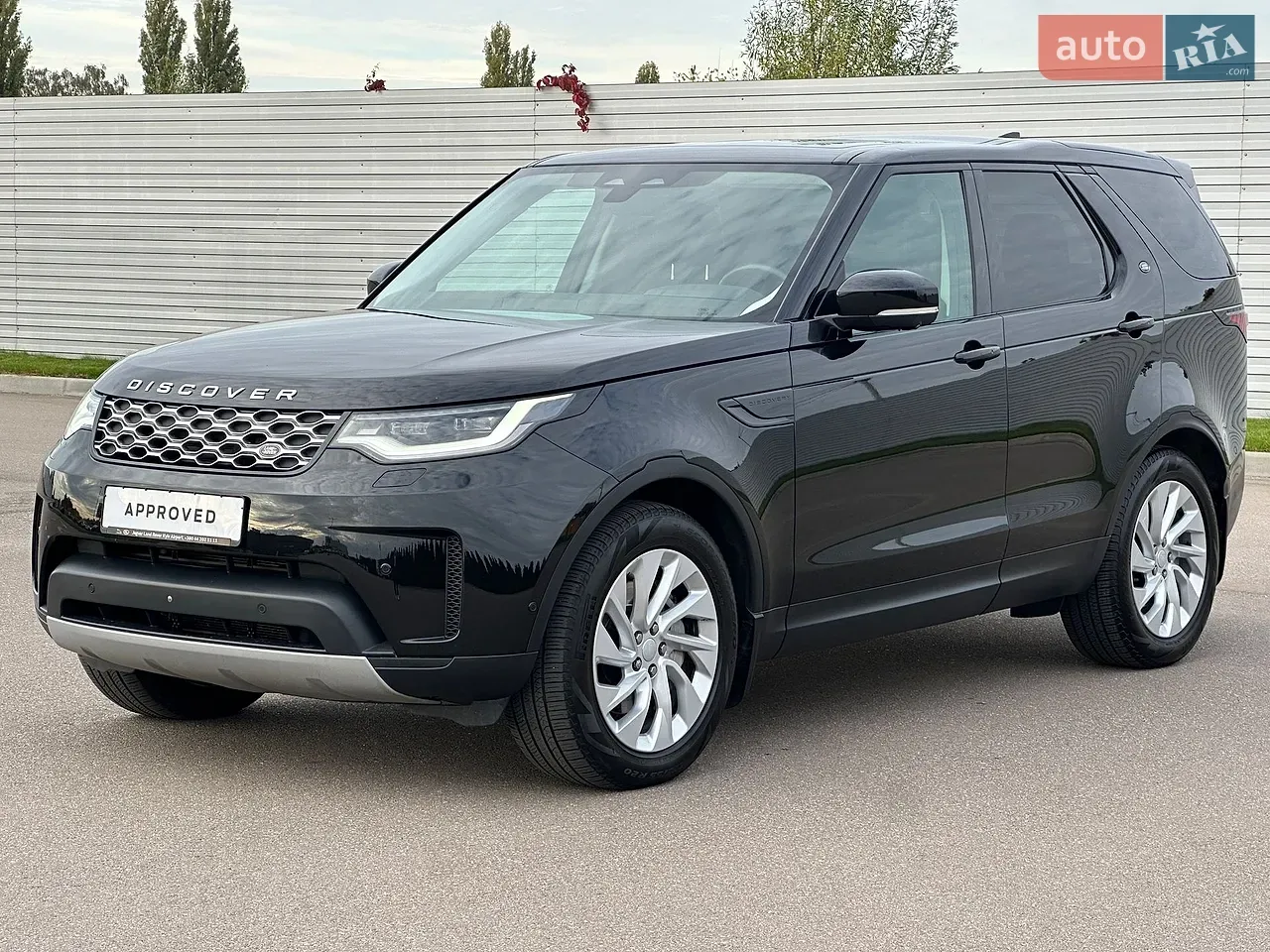 Land Rover Discovery 2023 photo 3