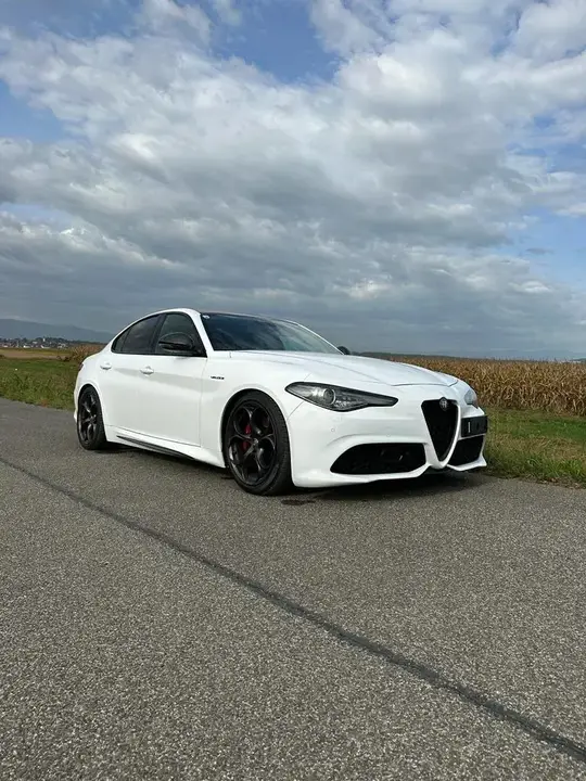 Alfa Romeo Giulia 2017 photo 2