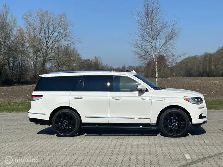 Lincoln Navigator 2024 photo 2