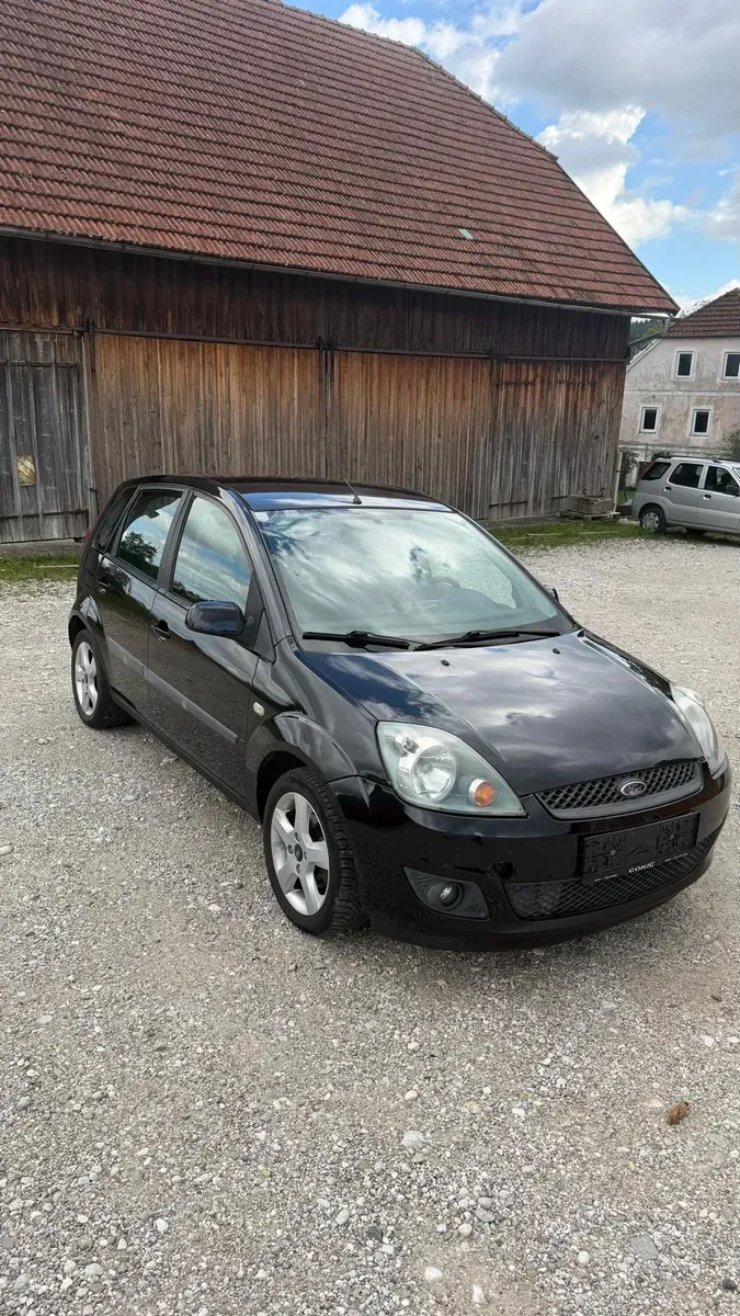 Ford Fiesta 2006 photo 2