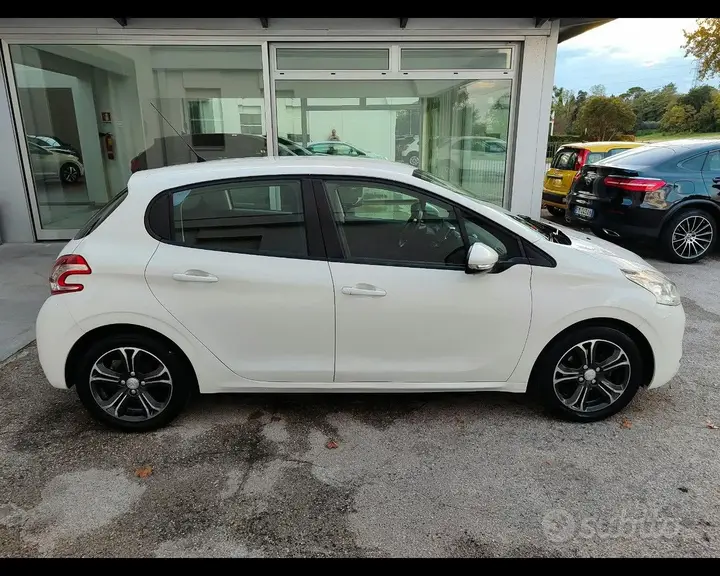 Peugeot 208 2014 photo 3