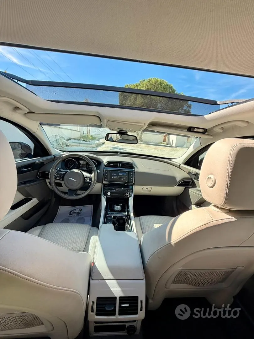Jaguar Xe 2015 photo 4