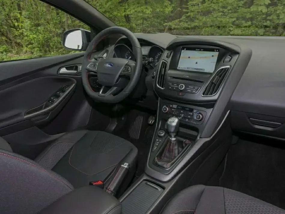 Ford Focus Traveller 2017 photo 2
