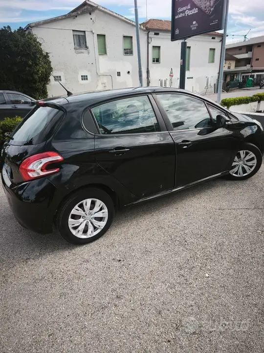 Peugeot 208 2014 photo 2