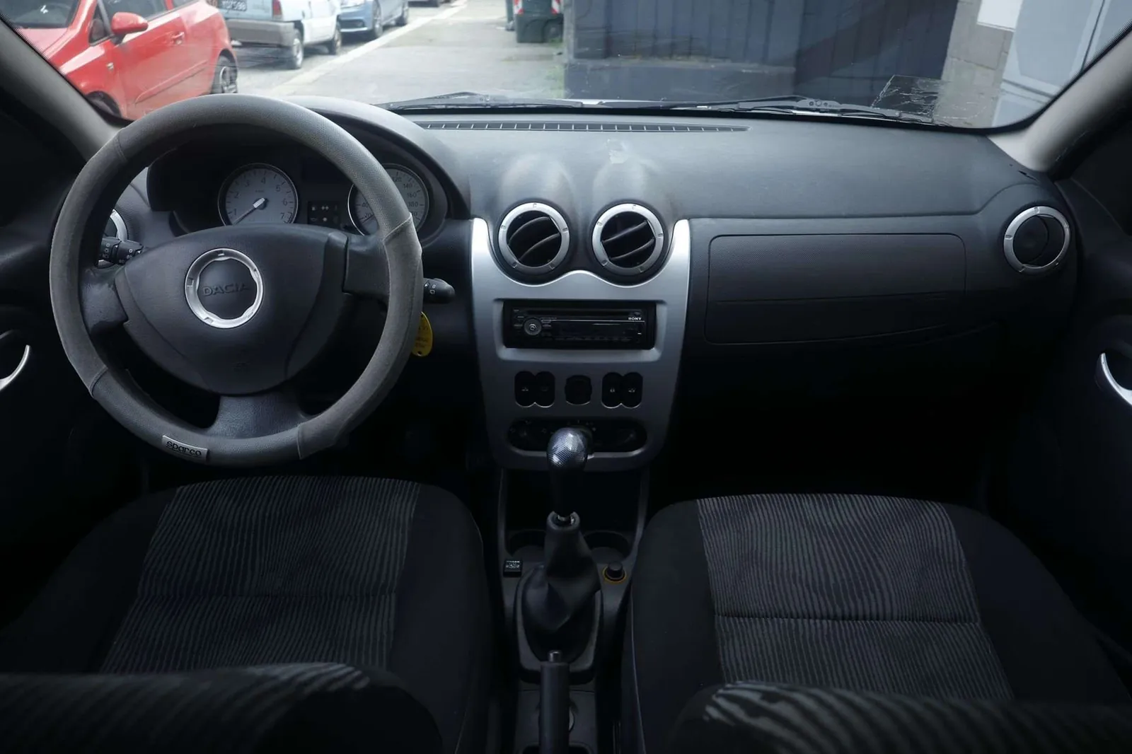 Dacia Sandero 2010 photo 2