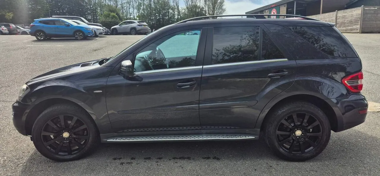 Mercedes-Benz M-Class 2011 photo 2
