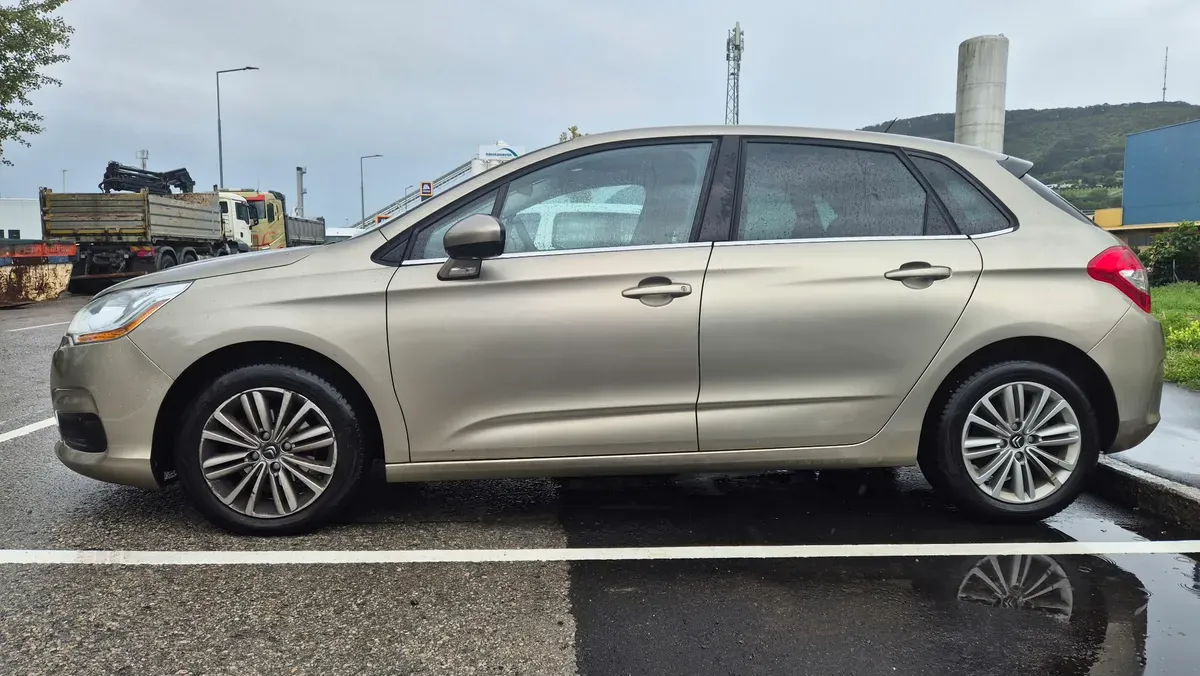 Citroen C4 2011 photo 2