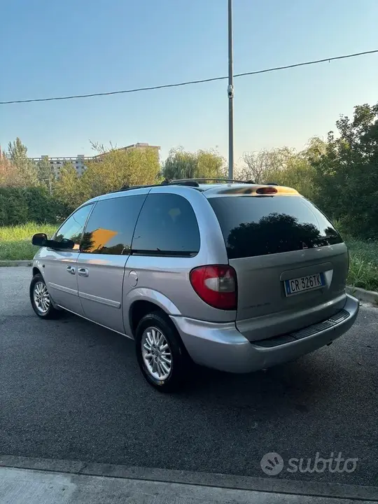Chrysler Voyager 2005 photo 2