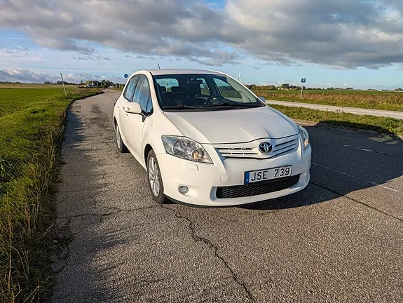 Toyota Auris 2012 photo 2