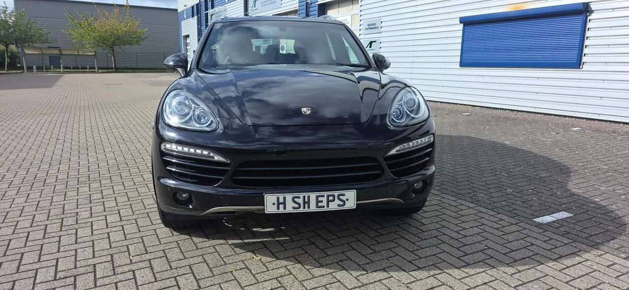 Porsche Cayenne 2011 photo 2