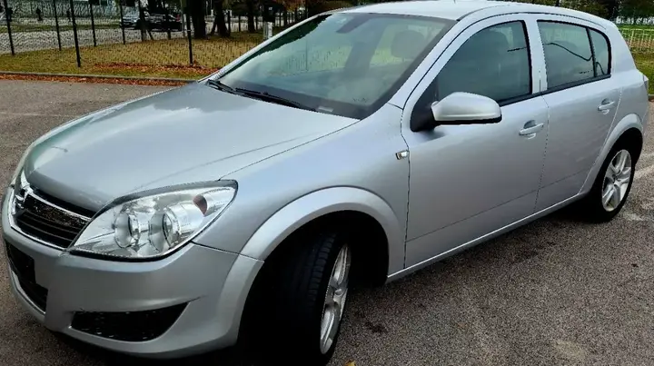 Opel Astra 2009 photo 2