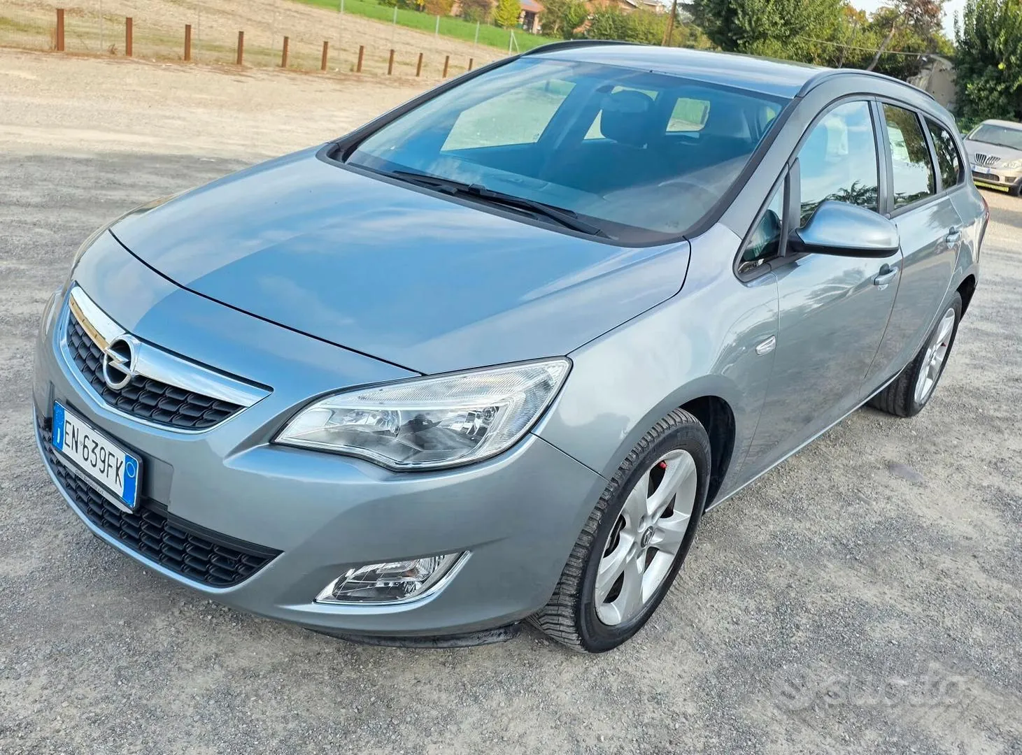 Opel Astra 2012 photo 2
