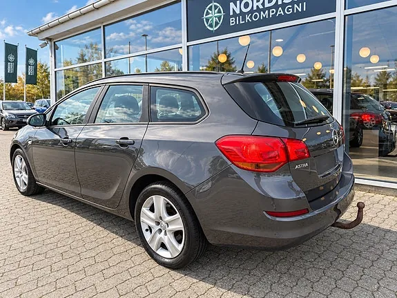 Opel Astra 2012 photo 2