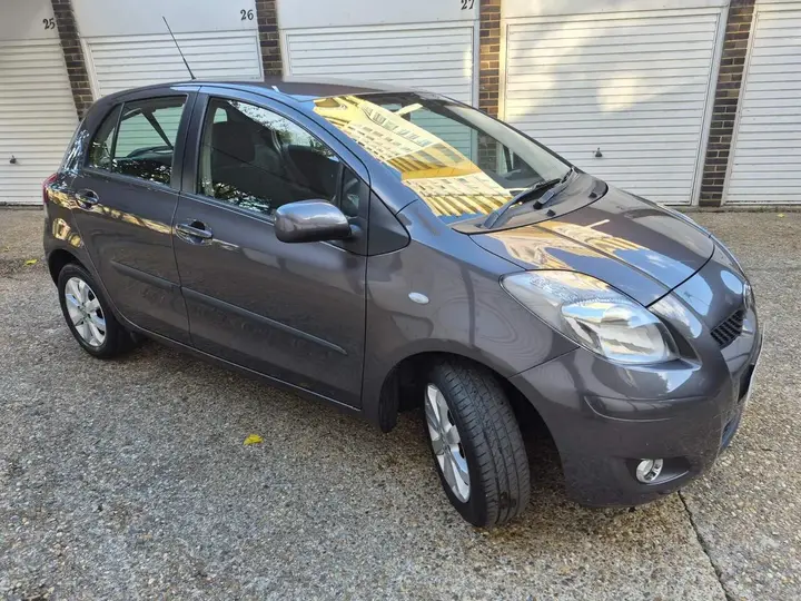 Toyota Yaris 2011 photo 2