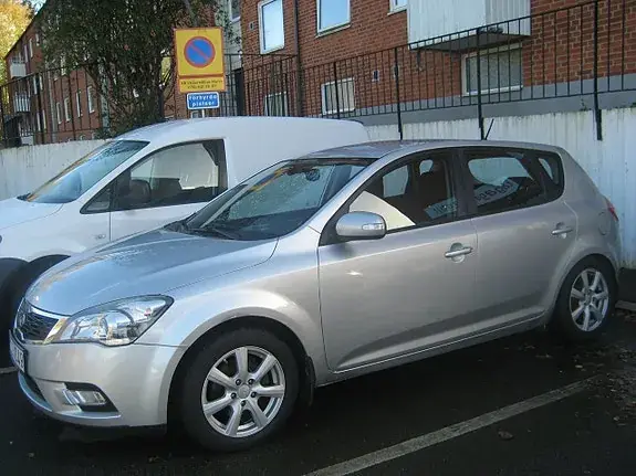 Kia Ceed 2010 photo 2