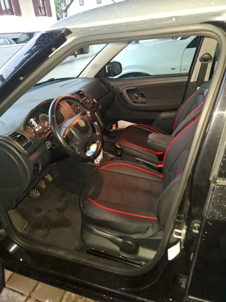 Skoda Fabia 2010 photo 3