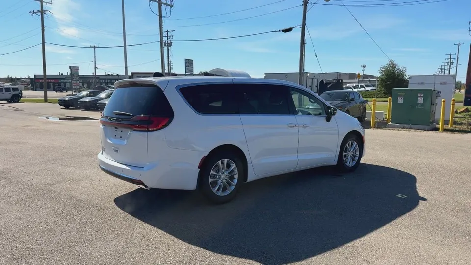 Chrysler Pacifica 2027 photo 5