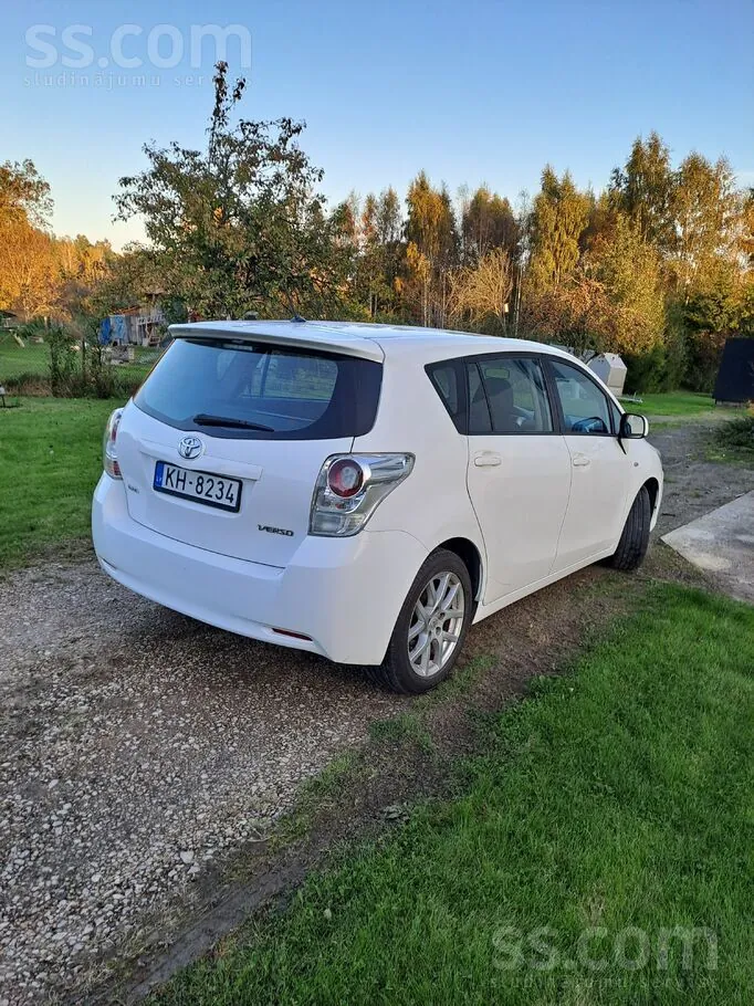 Toyota Verso 2011 photo 2