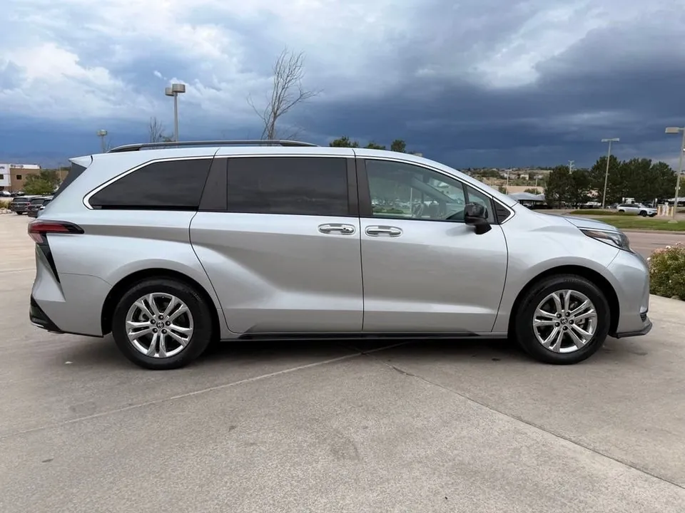Toyota Sienna 2023 photo 3