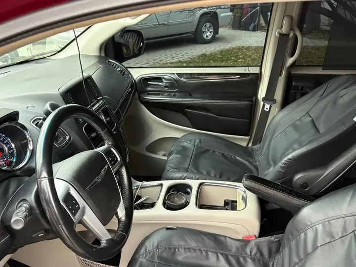 Chrysler Town & Country 2013 photo 5