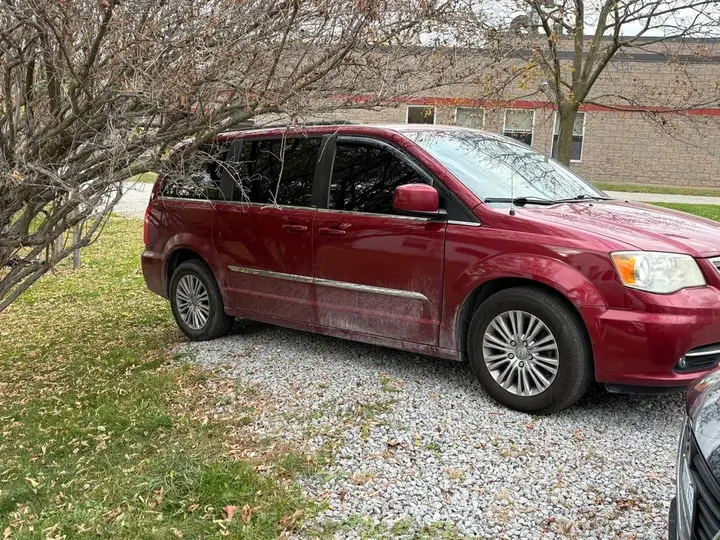 Chrysler Town & Country 2013 photo 2