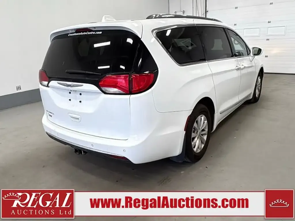 Chrysler Pacifica 2018 photo 3