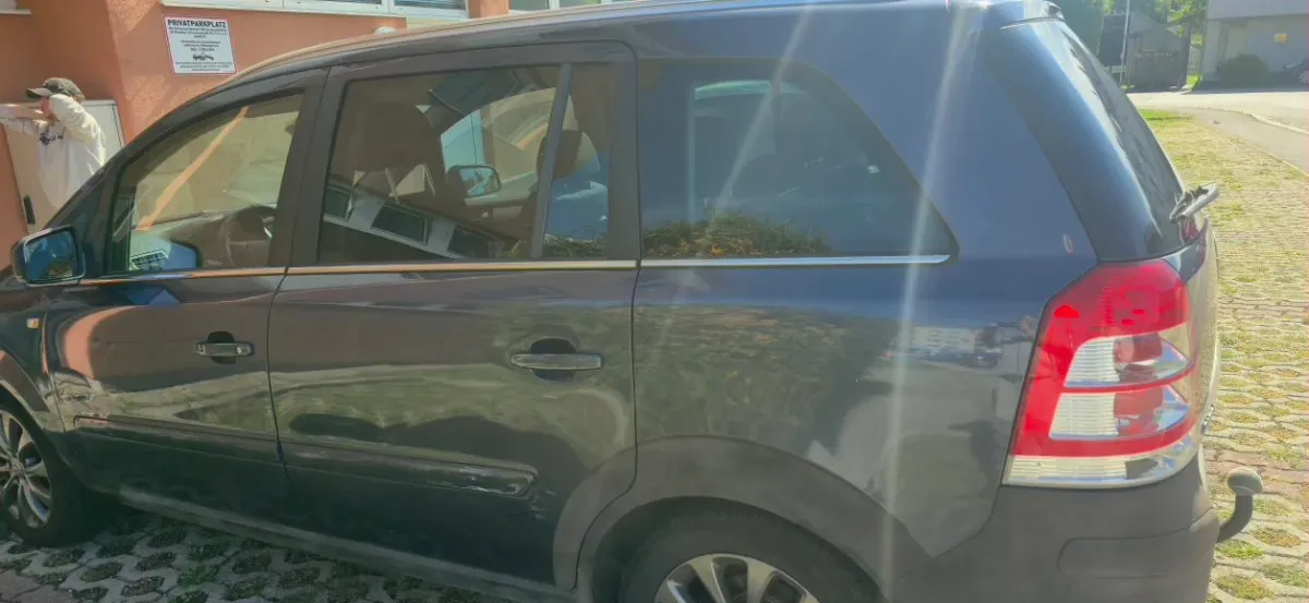 Opel Zafira 2010 photo 2