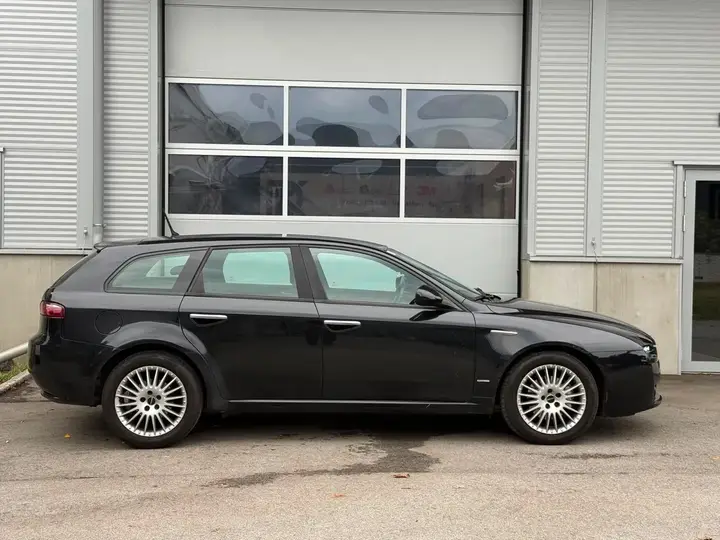 Alfa Romeo 159 2011 photo 3
