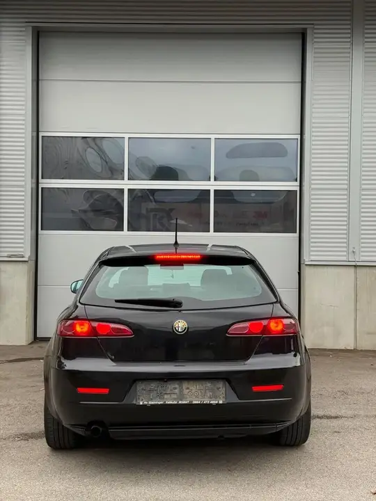 Alfa Romeo 159 2011 photo 2