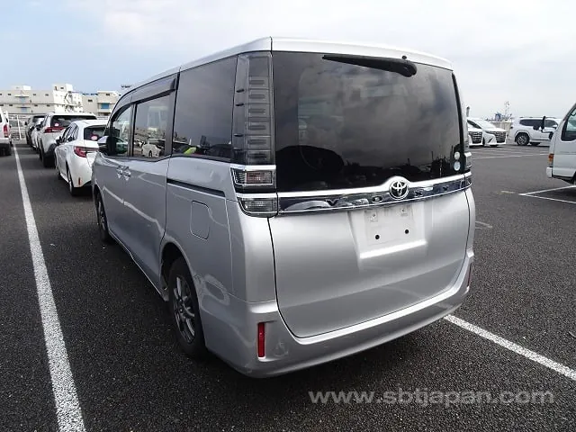 Toyota Voxy 2018 photo 3