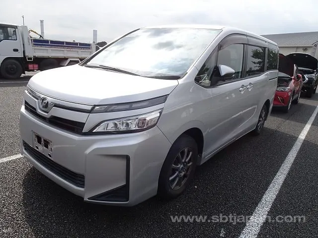 Toyota Voxy 2018 photo 2