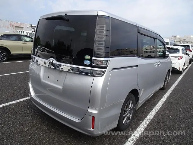Toyota Voxy 2018 photo 4