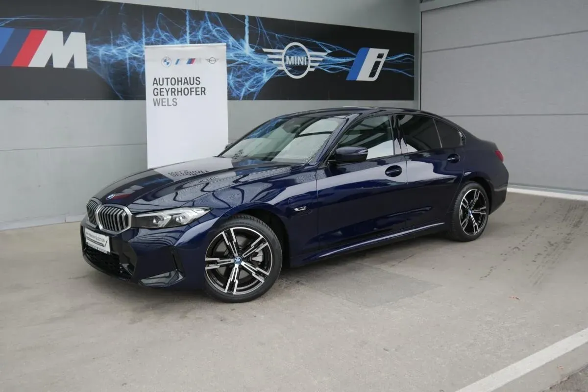 BMW 3 Series 2022 photo 3