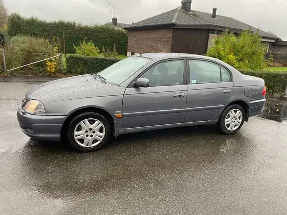 Toyota Avensis 2002 photo 2